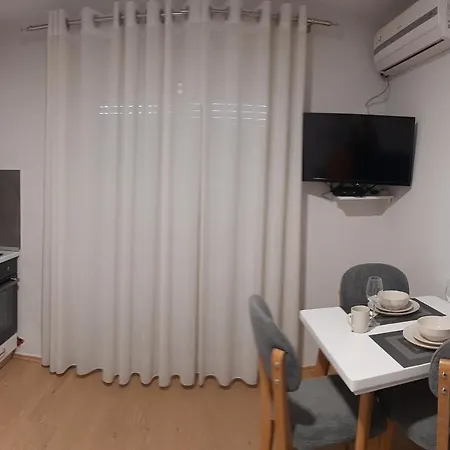Apartment Comfy Apartment- Sunny Balcony *