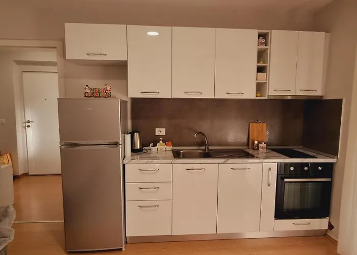 Comfy Apartment- Sunny Balcony