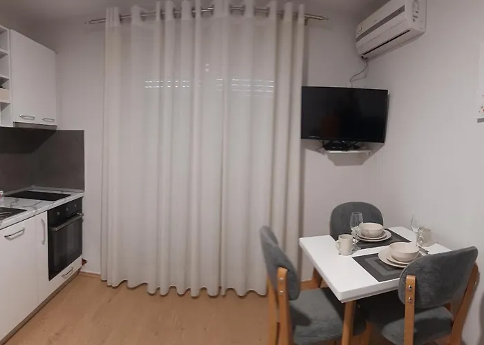 Apartman Comfy Apartment- Sunny Balcony *